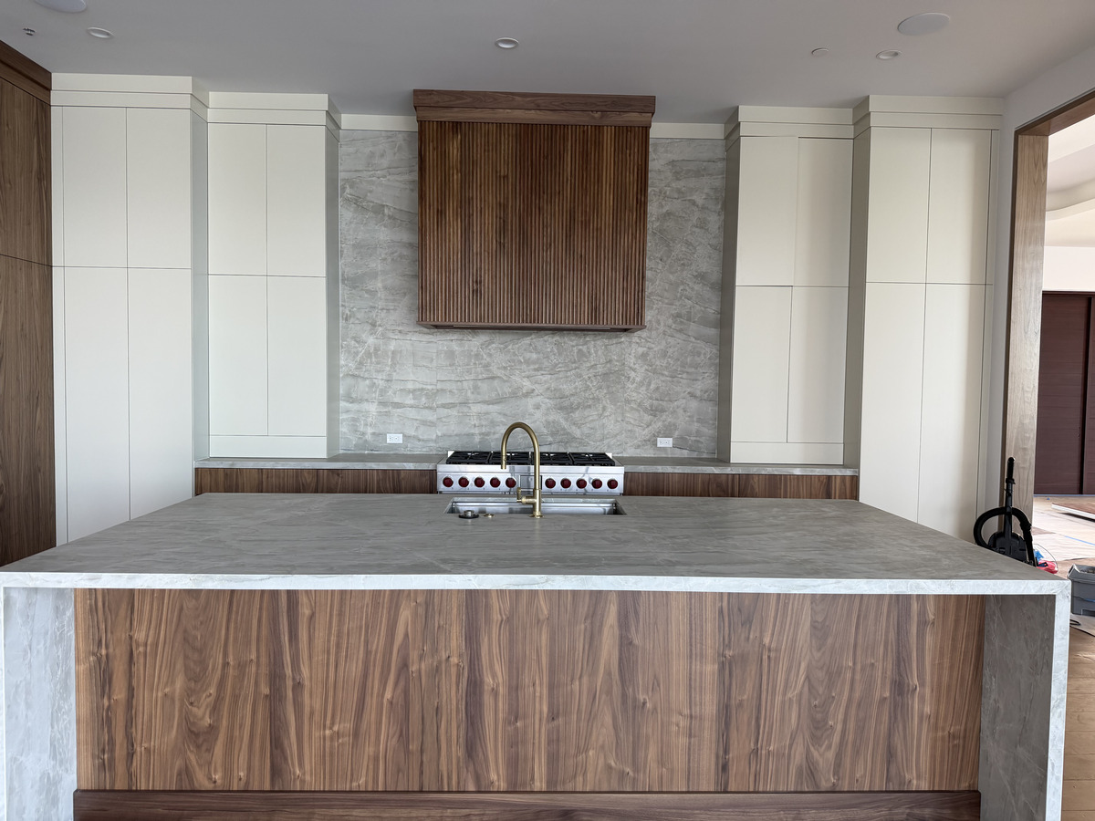 Kitchen contractor in Palm Beach Gardens completing a modern kitchen remodel